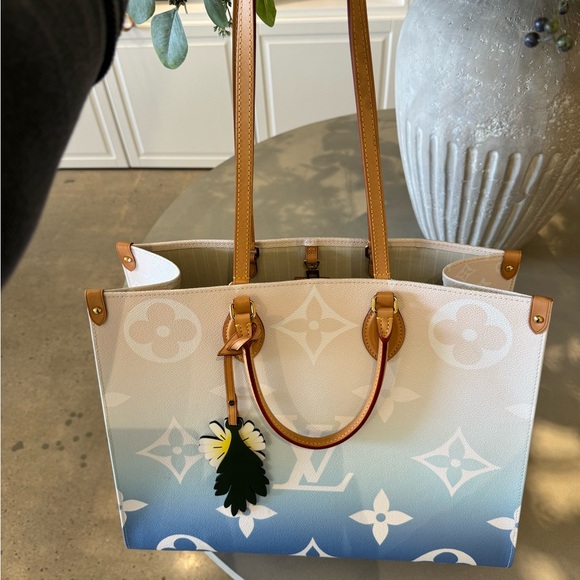 Authentic gently used Louis Vuitton By The Pool OnTheGo in a size GM - Picture 8 of 11